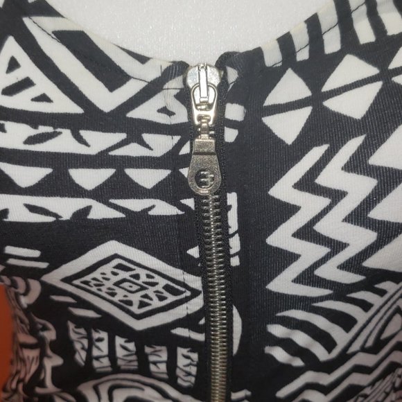 Forever 21 abstract design zip front cap sleeve Black & White bodycon size M - Picture 3 of 6